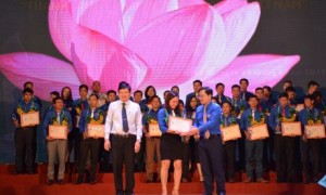 Lãnh đạo Trung ương Đoàn và VRG trao giải thưởng “Thanh niên tiêu biểu ngành cao su VN” lần thứ VII năm 2019. Ảnh: Đào Phong