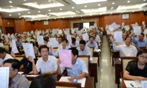 Cổ đông biểu quyết tại Đại hội đồng cổ đông lần thứ nhất, năm 2018. Ảnh: Tùng Châu