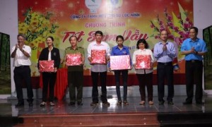 110 phần quà được trao cho CNLĐ có hoàn cảnh khó khăn nhân dịp Tết đến Xuân về