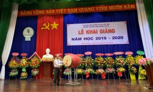 Ông Nguyễn Tiến Dũng – Tỉnh ủy viên, Phó Chủ tịch UBND tỉnh Bình Phước đánh trống khai giảng năm học mới