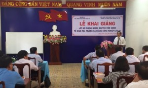 Ông Trần Văn Phát – Phó Trưởng ban Tổ chức Cán bộ phát biểu chỉ đạo lớp học