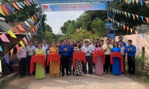 Quang cảnh cắt băng khánh thành công trình thanh niên “Nâng bước giao thông – Thắp sáng đường quê” năm 2020
