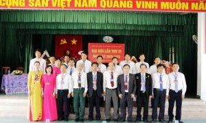 BCH và Đoàn ĐB dự ĐH Đảng bộ huyện chụp hình lưu niệm với lãnh đạo huyện và Tập đoàn