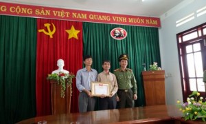 Thượng Tá Trịnh Khắc Cường trao Giấy khen cho đại diện lãnh đạo Công ty CP CS Sa Thầy