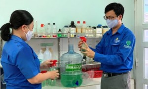 ĐVTN Công ty đang sản xuất nước rửa tay phục vụ người lao động