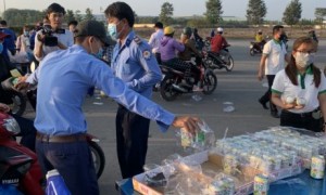 Đại biểu tham quan Tiểu trại “Cù Chính Lan” nông trường Cao su An Lập