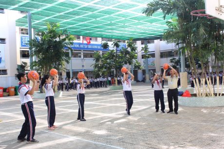 Học sinh tập luyện bóng rổ tại trường học