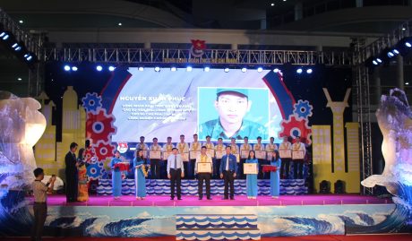 Anh Nguyễn Xuân Phúc được vinh danh tại Lễ tuyên dương “Người thợ trẻ giỏi” toàn quốc lần thứ 10 năm 2019, tại Quảng Ninh, ngày 31/5.