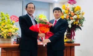 Đ/c Trần Ngọc Thuận - UV BCH Đảng ủy khối DNTW, Bí thư Đảng ủy, Chủ tịch HĐQT VRG tặng hoa chúc mừng đ/c Y Thanh Hà Niê Kđăm
