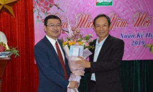 Ông Trần Ngọc Thuận - Bí thư Đảng ủy, Chủ tịch HĐQT VRG tặng hoa cho ông Nguyễn Ngọc Thạch.