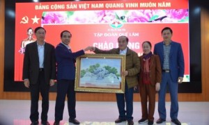 Đồng chí Chẩu Văn Lâm - UV TƯ Đảng, Bí thư Tỉnh ủy Tuyên Quang tặng quà lưu niệm cho Tập đoàn Quế Lâm. Ảnh: Hoàng Anh.