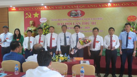 Đồng chí Nguyễn Tiến Đức - Phó Bí thư thường trực Đảng ủy, Phó TGĐ VRG tặng hoa chúc mừng BCH Đảng bộ công ty nhiệm kỳ 2020 - 2025