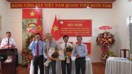 Ông Hồ Diên Đắc - CTHĐQT và Ông Nguyễn Thuyên - TGĐ Công ty nhận chứng chỉ ISO 9001:2015 & 14001:2015 của đại diện Bureau Veritas tại Việt Nam