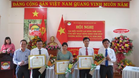 3 Tập thể xuất sắc nhận Bằng khen của Tập đoàn CNCS Việt Nam (Tổ 3,5 - NT Đăk Ơ, Tổ 6 - NT Thống Nhất)