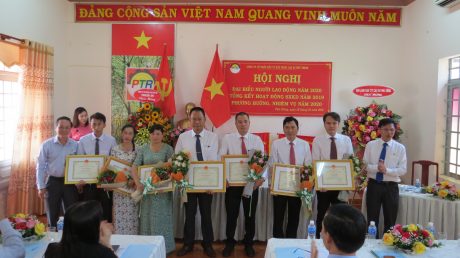 Ông Trần Thanh Phụng - Phó TGĐ VRG tặng bằng khen cho 7 cá nhân có thành tích xuất sắc