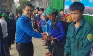 Đ/c Lê Anh Dũng - Phó Bí thư ĐTN VRG trao quà cho hộ gia đình có hoàn cảnh đặc biệt khó khăn tại xã Cốc Rế (huyện Xín Mần)