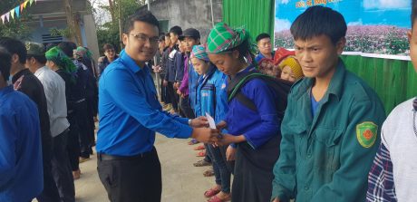Đ/c Lê Anh Dũng - Phó Bí thư ĐTN VRG trao quà cho hộ gia đình có hoàn cảnh đặc biệt khó khăn tại xã Cốc Rế (huyện Xín Mần)