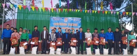 Đoàn trao quà cho các nạn nhân chất độc da cam của xã Cốc Rế (Xín Mần)