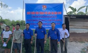 Đoàn công tác khởi công xây dựng "Nhà Khăn Quàng Đỏ"