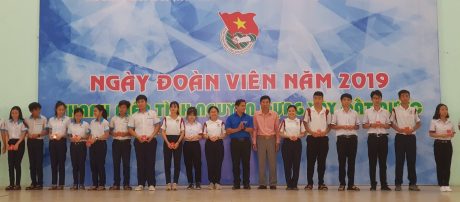 Đ/c Thái Bảo Tri - UV BCH TW Đoàn, Bí thư ĐTN VRG trao huy hiệu và thẻ đoàn cho các em học sinh trong Ngày Đoàn viên.