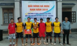 BTC trao cup vô địch cho Đội bóng đá nam Nhà máy chế biến