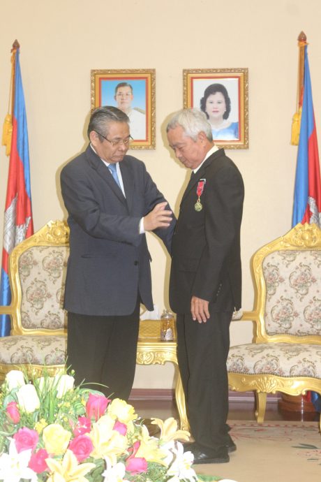 Ngài Yim Chhayly trao huân chương cao quý của Nhà nước Campuchia cho CBCNV VRG.