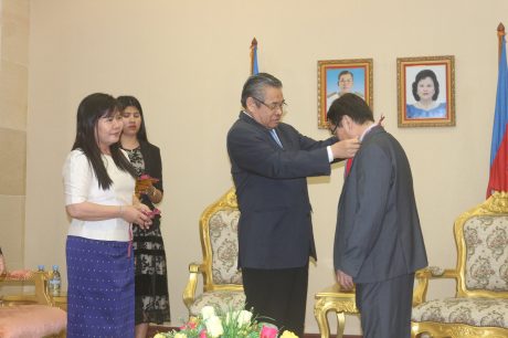 Ngài Yim Chhayly trao huân chương cao quý của Nhà nước Campuchia cho CBCNV VRG.
