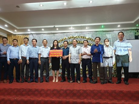 Lãnh đạo VRG trao tặng tiền hỗ trợ xây nhà tình nghĩa cho huyện Hương Khê.