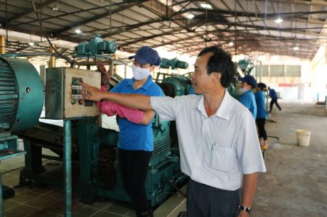 Ông Hứa Minh Tuấn hướng dẫn công nhân tại Xí nghiệp Chế biến Thuận Phú. 