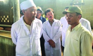Thứ trưởng Bộ NN & PTNT Phùng Đức Tiến và đoàn công tác khảo sát mô hình chăn nuôi hữu cơ của Tập đoàn Quế Lâm.