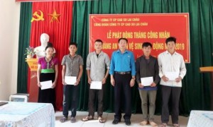 Ông Lò Văn Thương – Phó Bí thư Đảng ủy, Phó Tổng Giám đốc Công ty, Chủ tịch Công Đoàn Công ty Cổ phần cao su Lai Châu trao quà cho cho công nhân có hoàn cảnh khó khăn