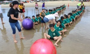Các trại sinh tham gia trò chơi vận động.