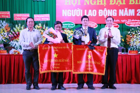 NT An Bình và Xí nghiệp CB Thuận Phú nhận cờ thi đua xuất sắc của VRG