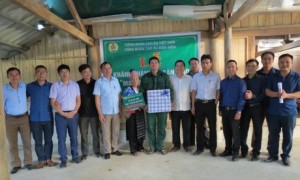 Đại diện lãnh đạo Công ty CPCS Điện Biên, Công đoàn Cao su Việt Nam trao quà, tiền hỗ trợ cho gia đình anh Vừ A Cú, công nhân đội Thanh Nưa 1, Nông trường Cao su Điện Biên.