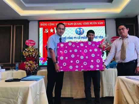 Đồng chí Trương Minh Trung - UV BTV Đảng ủy, Phó TGĐ VRG trao quà cho UV BCH không tái cử