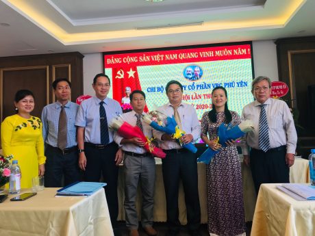 Lãnh đạo VRG tặng hoa chúc mừng Ban chấp hành Chi bộ VRG Phú Yên khóa mới