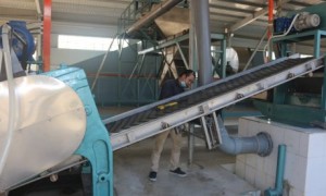 Cán bộ kỹ thuật công ty đang lắp ráp tại Nhà máy Cao su Sơn La 28/10. Ảnh: Quốc An.