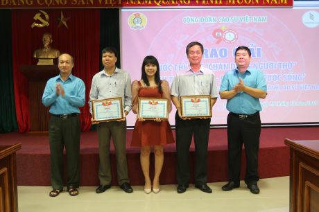 Ông Phan Tấn Hải - Phó Chủ tịch thường trực và Ông Võ Việt Tài - Phó Chủ tịch Công đoàn CSVN trao giải ba cho các tác giả