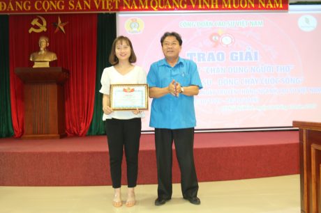 Ông Phan Mạnh Hùng - Chủ tịch Công đoàn CSVN trao giải nhì cho tác giả Đoàn Thị Ngọc Anh