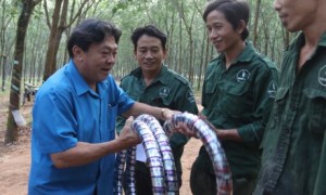 Chủ tịch CĐ CSVN Phan Mạnh Hùng tặng quà cho CN của TCT Cao su Đồng Nai trong phong trào thi đua nước rút. Ảnh: Bảo Khánh.