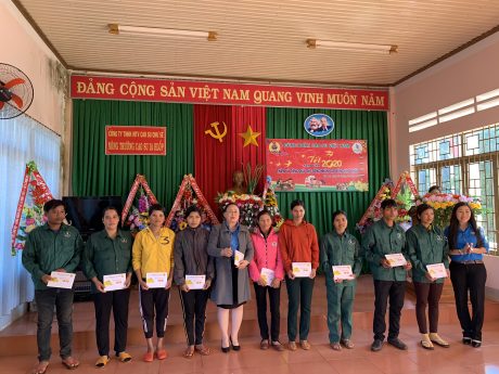 Đ/c Trương Thị Huế Minh và đại diện Công đoàn Cao su Chư Sê trao qua cho CN
