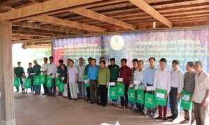Lãnh đạo CĐ CSVN trao quà cho công nhân.