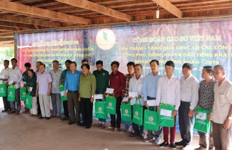 Lãnh đạo CĐ CSVN và CĐ Cao su Đồng Phú tặng quà cho CNLĐ các công ty khu vực tỉnh Kratie, Vương quốc Campuchia. 