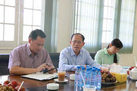 Ông Nguyễn Văn Khánh - UV BTV, Trưởng ban Tổ chức CĐ CSVN (giữa) phát biểu tại hội nghị