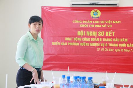 Bà Trương Thị Huế Minh - Phó Chủ tịch Công đoàn Cao su VN phát biểu chỉ đạo tại hội nghị