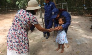 Phóng viên Minh Tâm của Tạp chí Cao su VN hỏi thăm con công nhân Công ty CPCS Chư Sê - Kampong Thom trong chuyến công tác. Ảnh: P.V