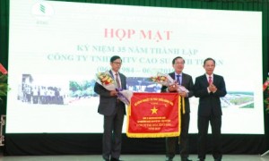 Ông Trần Ngọc Thuận - Bí thư Đảng ủy, Chủ tịch HĐQT VRG tặng bức trướng "35 năm đoàn kết, đổi mới, xây dựng và phát triển" cho lãnh đạo Cao su Bình Thuận