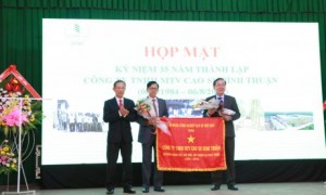 Ông Trần Ngọc Thuận – Chủ tịch HĐQT VRG tặng bức trướng “35 năm đoàn kết, đổi mới, xây dựng và phát triển” cho công ty.
