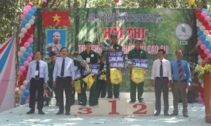 Ban lãnh đạo công ty trao giải đồng đội cho các Nông trường