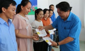 Đồng chí Phan Mạnh Hùng - Chủ tịch Công đoàn Cao su Việt Nam tặng quà Tết cho công nhân